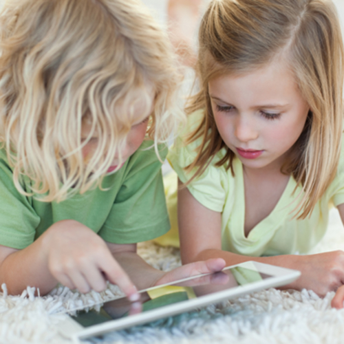 2-girls-on-a-tablet