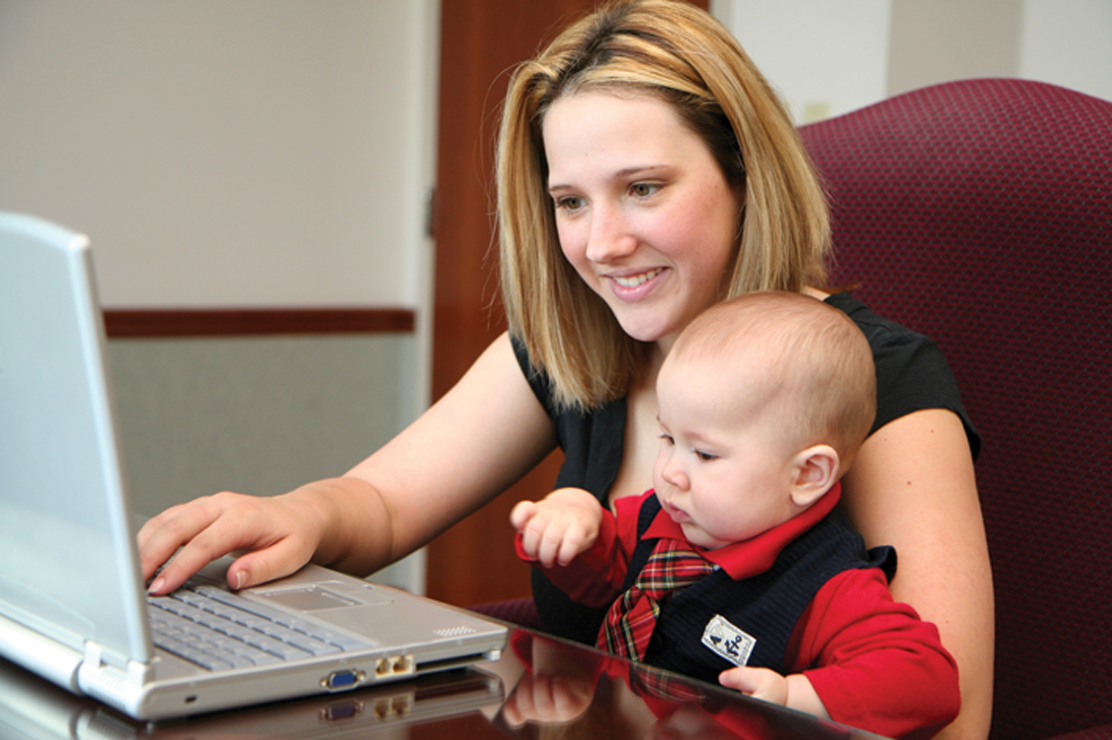 mother-on-laptop-with-baby1440