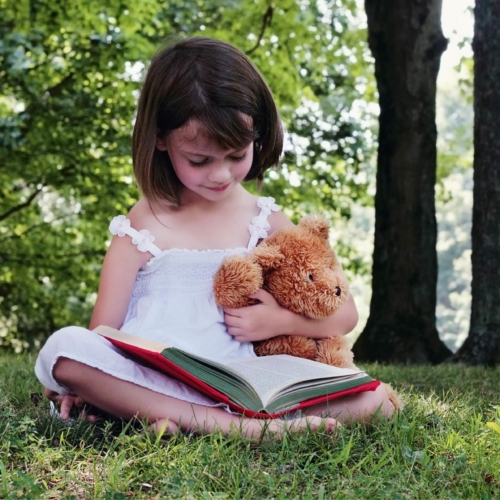 girl-reading-with-teddy2160