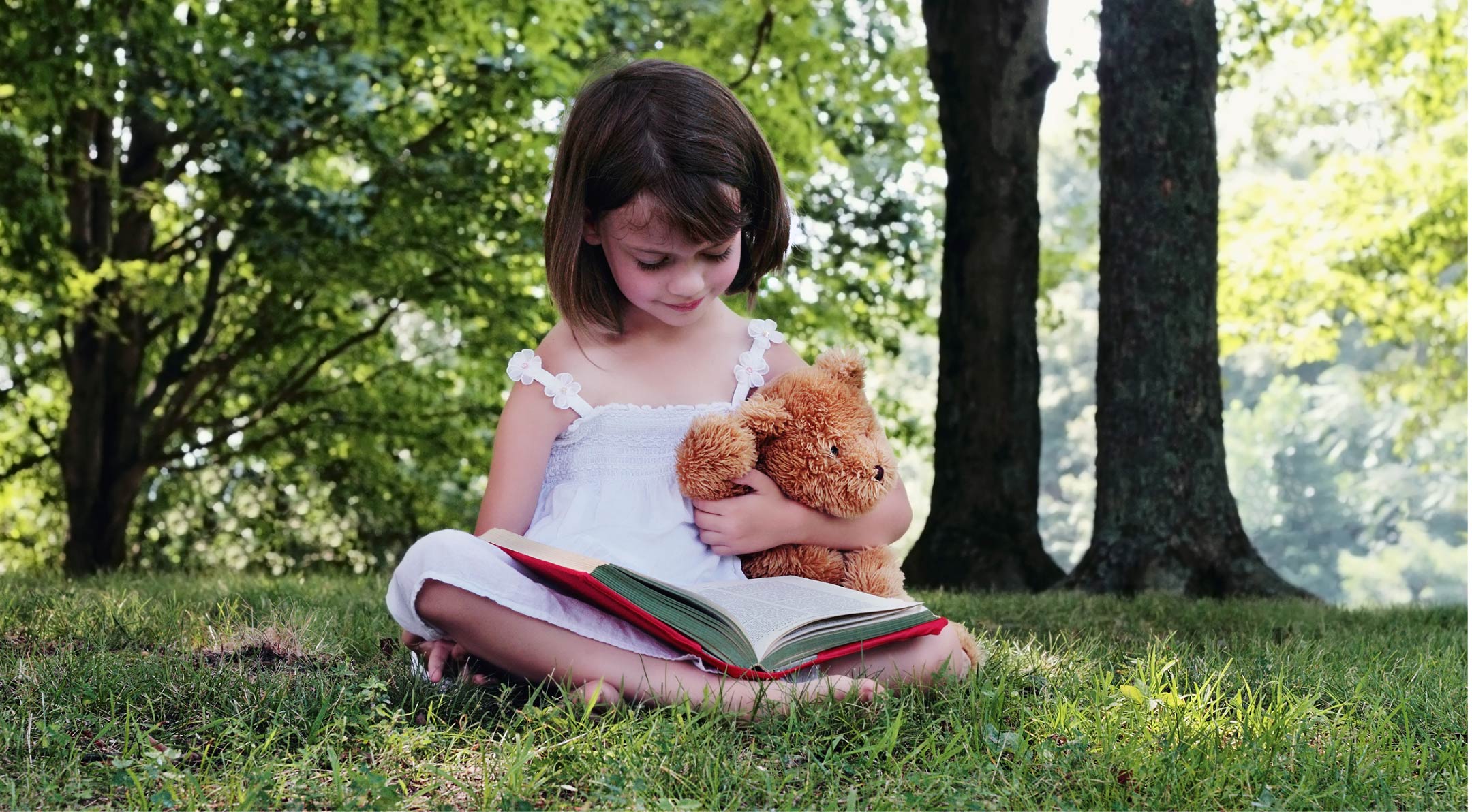 girl-reading-with-teddy2160