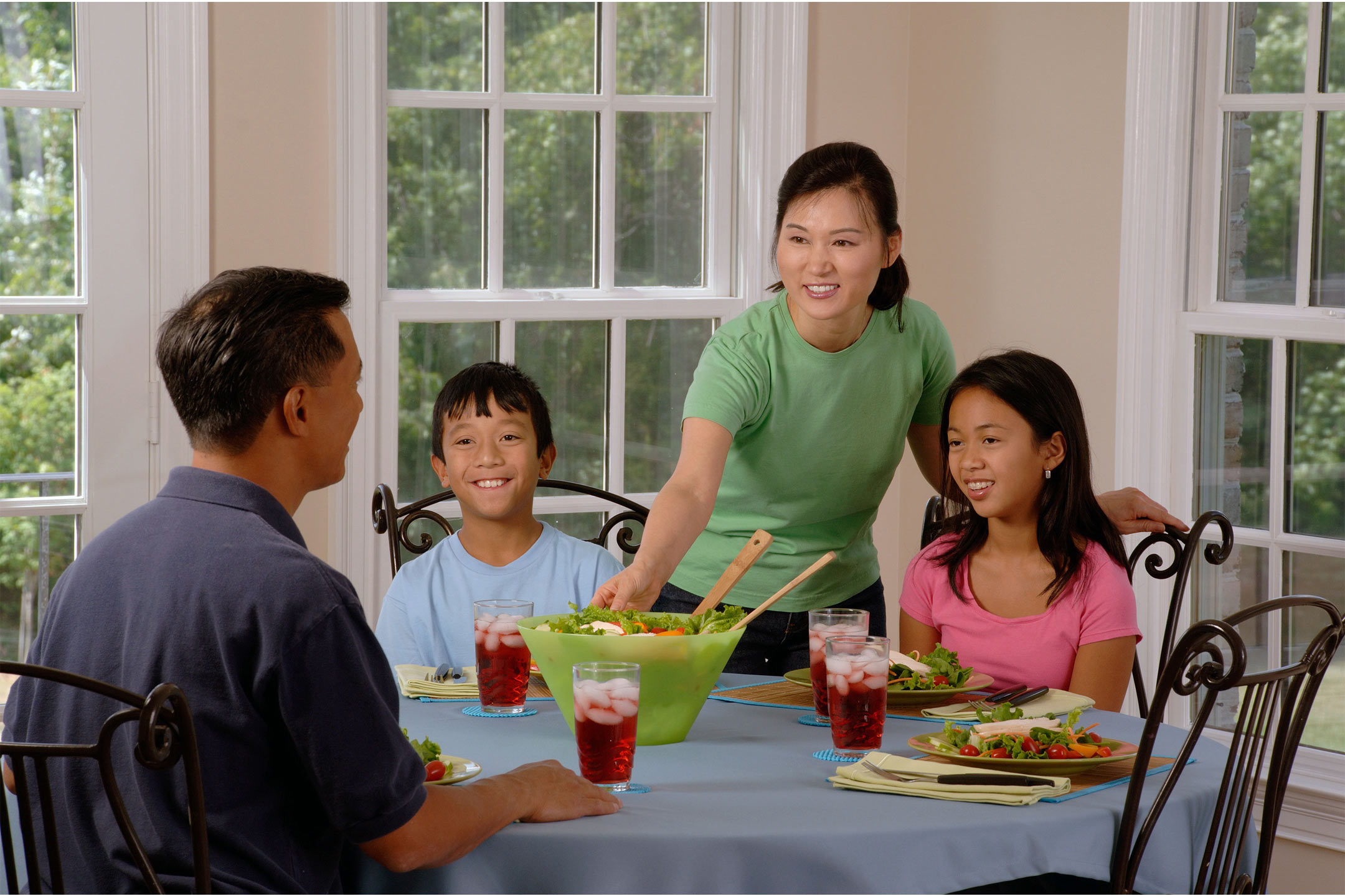 family-dinner-table2160