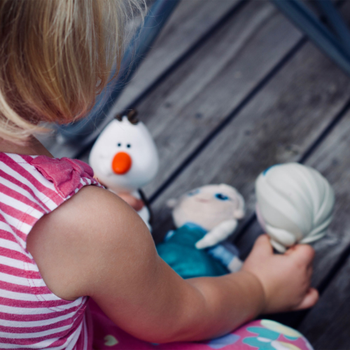 girl-frozen-toys2160