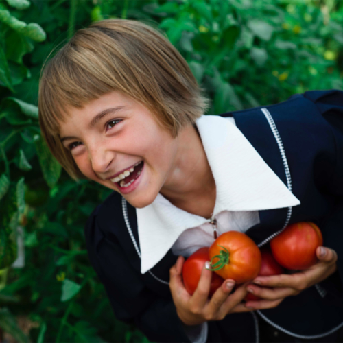 girl-tomatoes2160