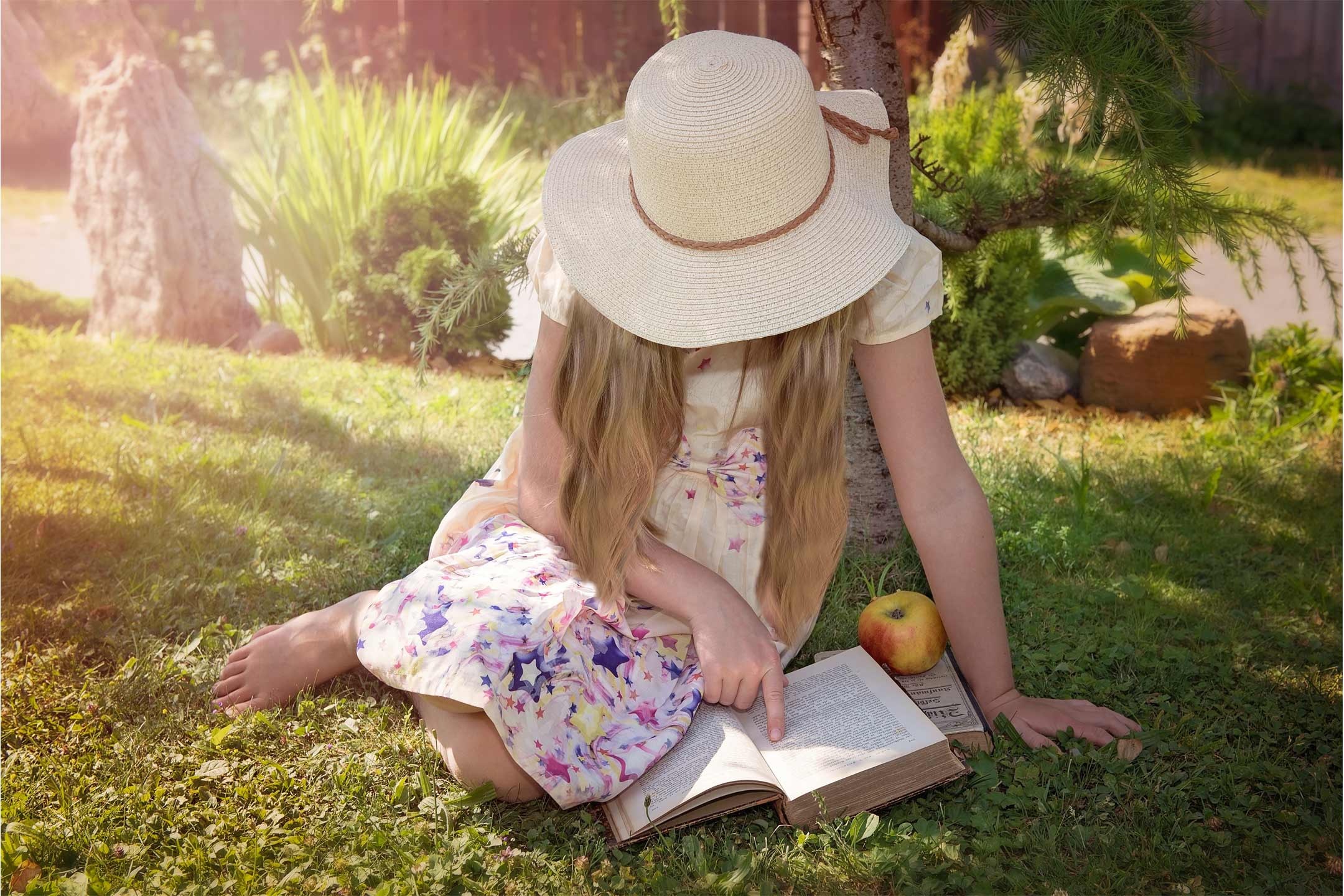 girl-reading-outside-apple2160