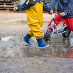 kids-bikes-splashing-mud2160