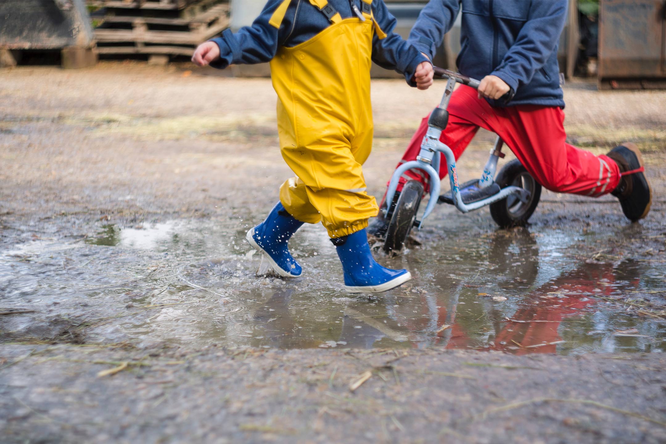 kids-bikes-splashing-mud2160