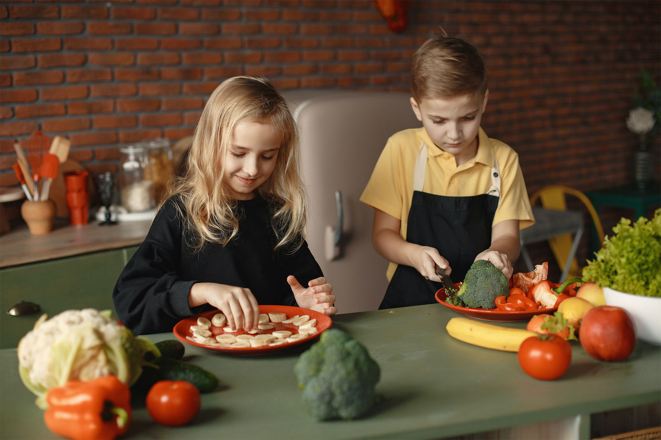 children-slicing-vegetables2160
