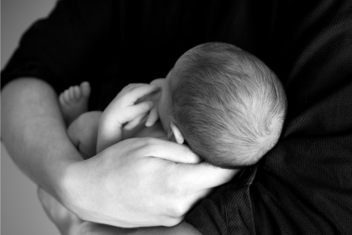 parent-craddling-new-baby2160