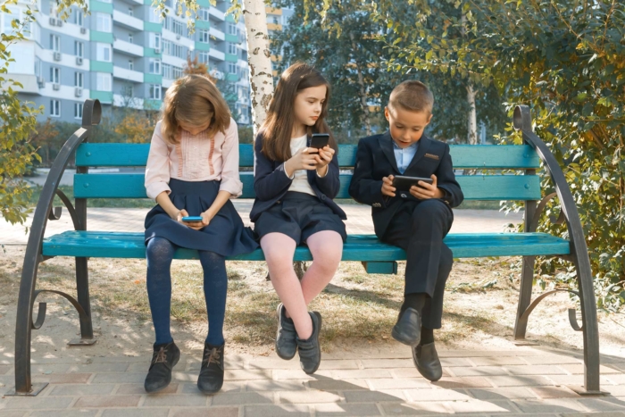 Group-children-on-smart-phones2160
