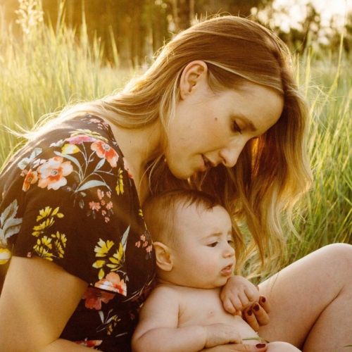 baby-mother-outdoors-sunlight2160