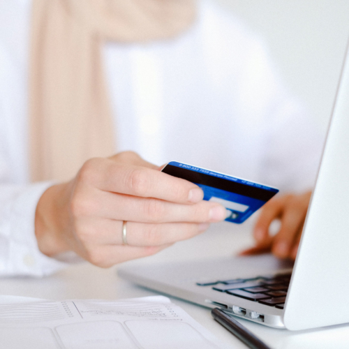 credit-card-woman-fraud2160
