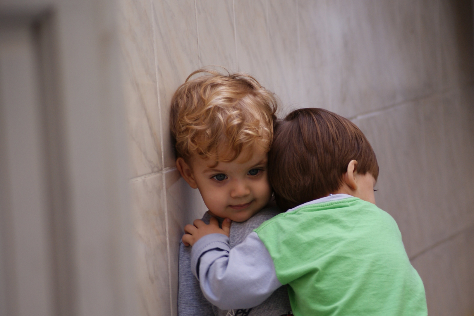 hugging-toddlers2160