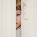 peeping-child-anxious2160