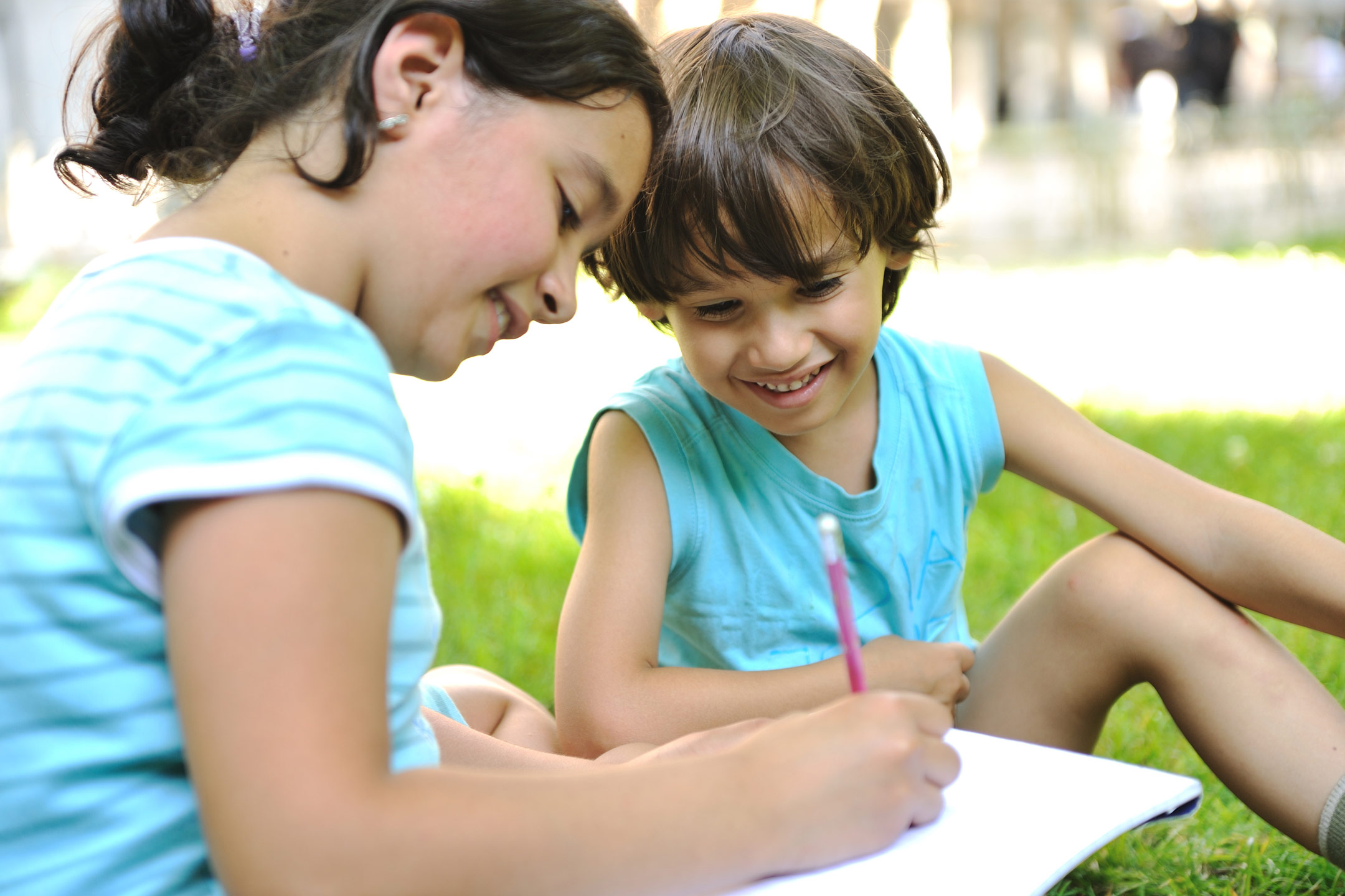 two-children-drawing-in-park2160