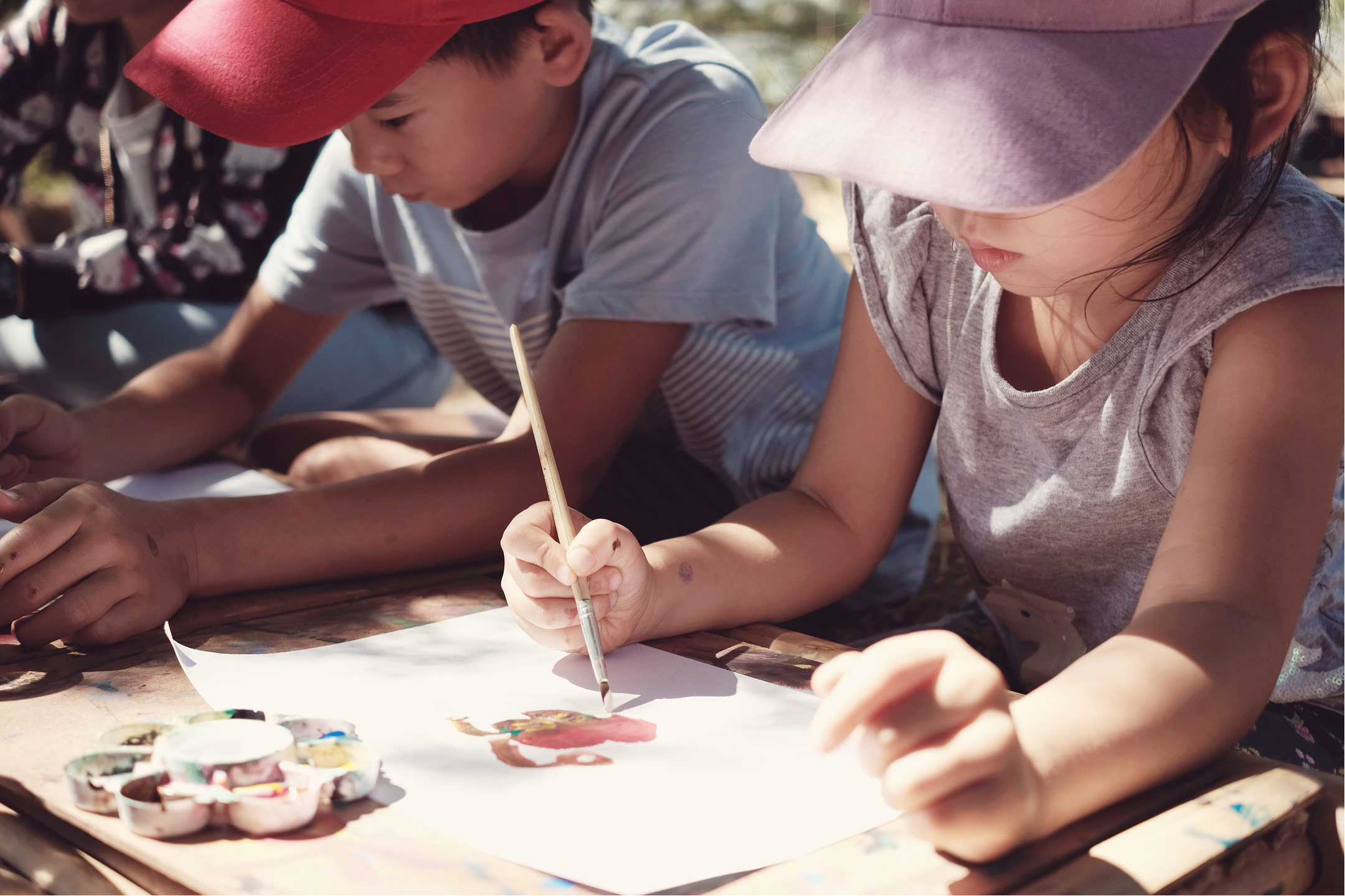 kids-painting-outdoors2160