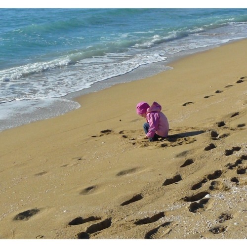 lonely-child-on-beach2160