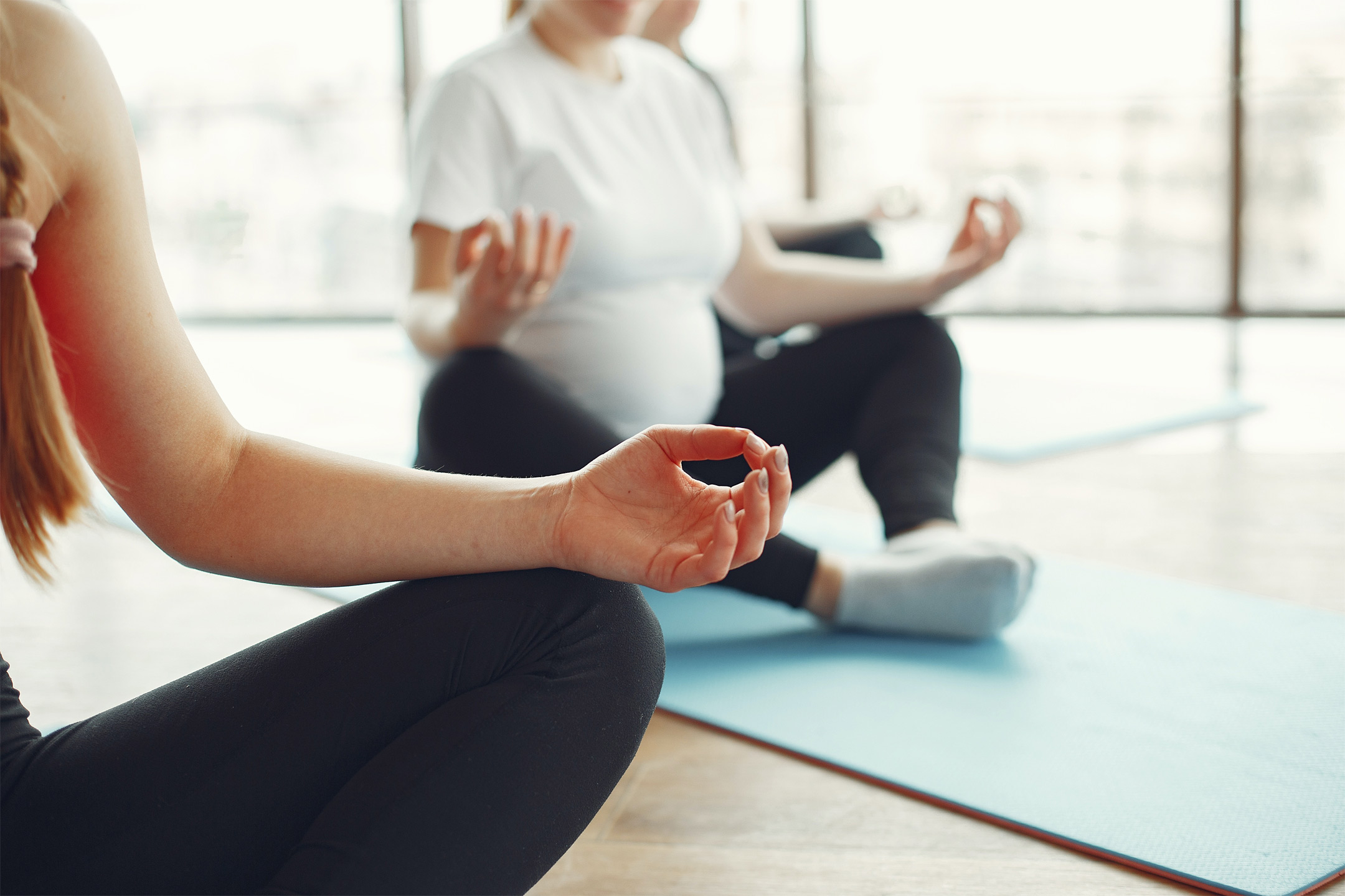 pregnant-women-yoga-group2160