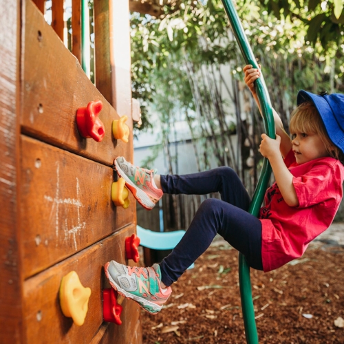 alderley-kindy-boy-climbing-wall2160