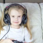 girl-with-earphones-game-handset2160