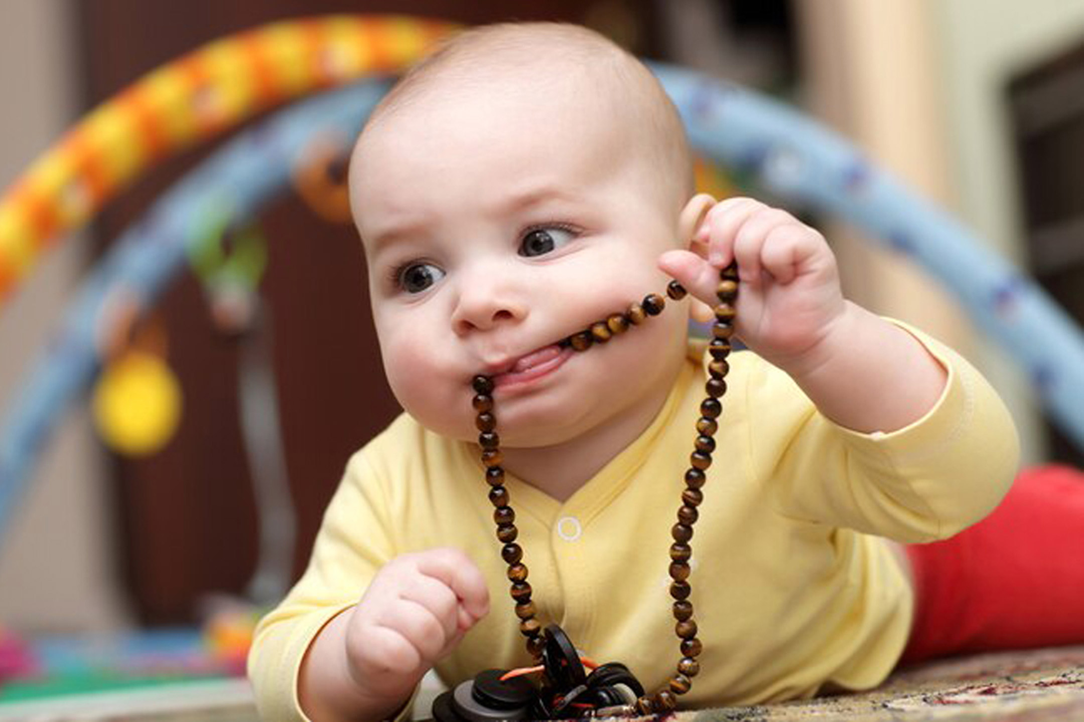 toddler-with-necklace-in-mouth2160