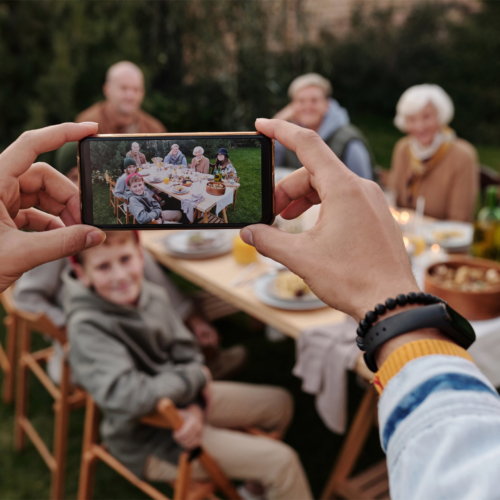 family-picture-eating-outdoors2160