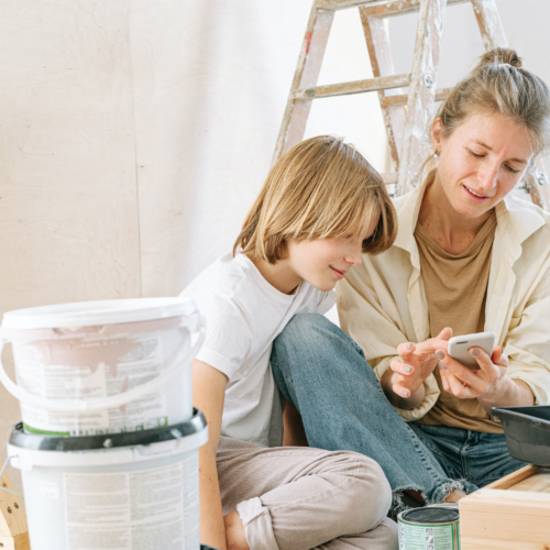 mother-teen-redecorating-on-phone2160