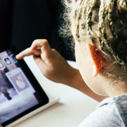 girl-playing-computer-game2160