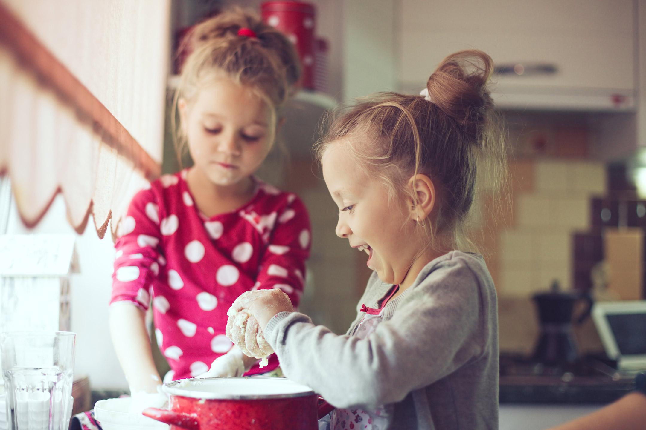 8years-old-twins-cooking2160