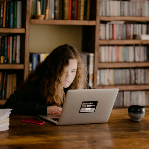girl2-laptop-library2160