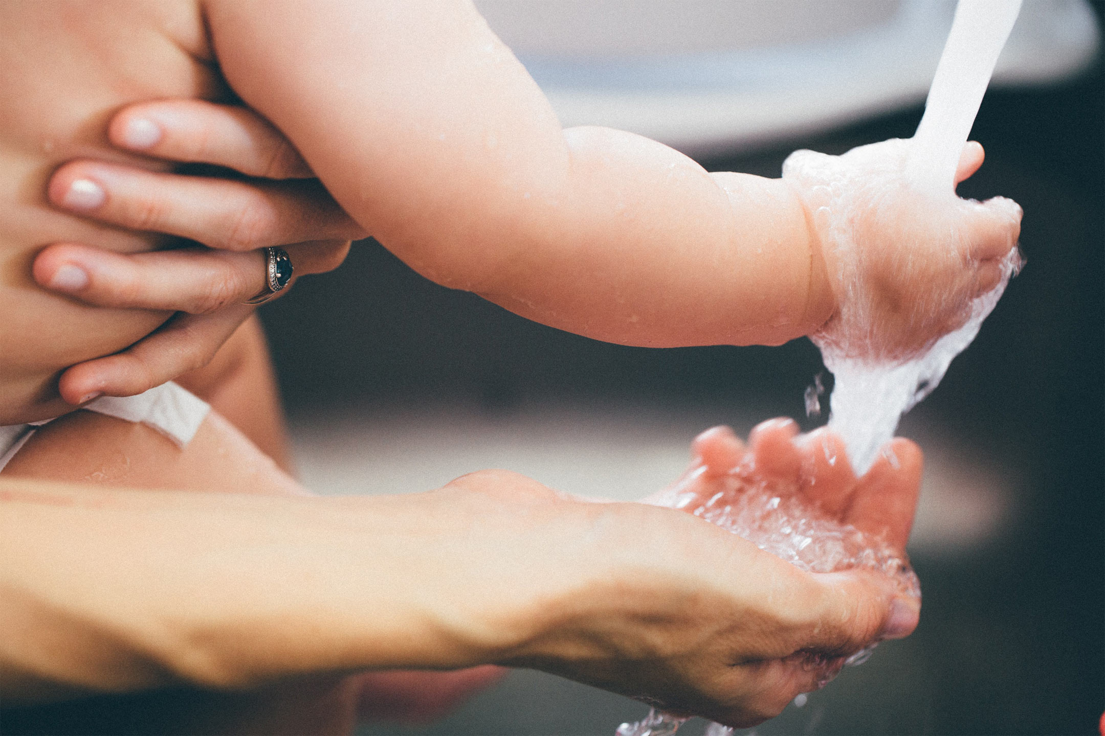 adult-child-washing-hands2160