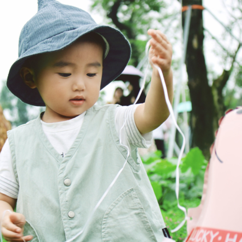 asian-toddler-playing-balloon2160