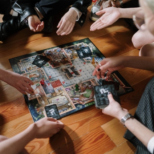 family-playing-cluedo-game2160