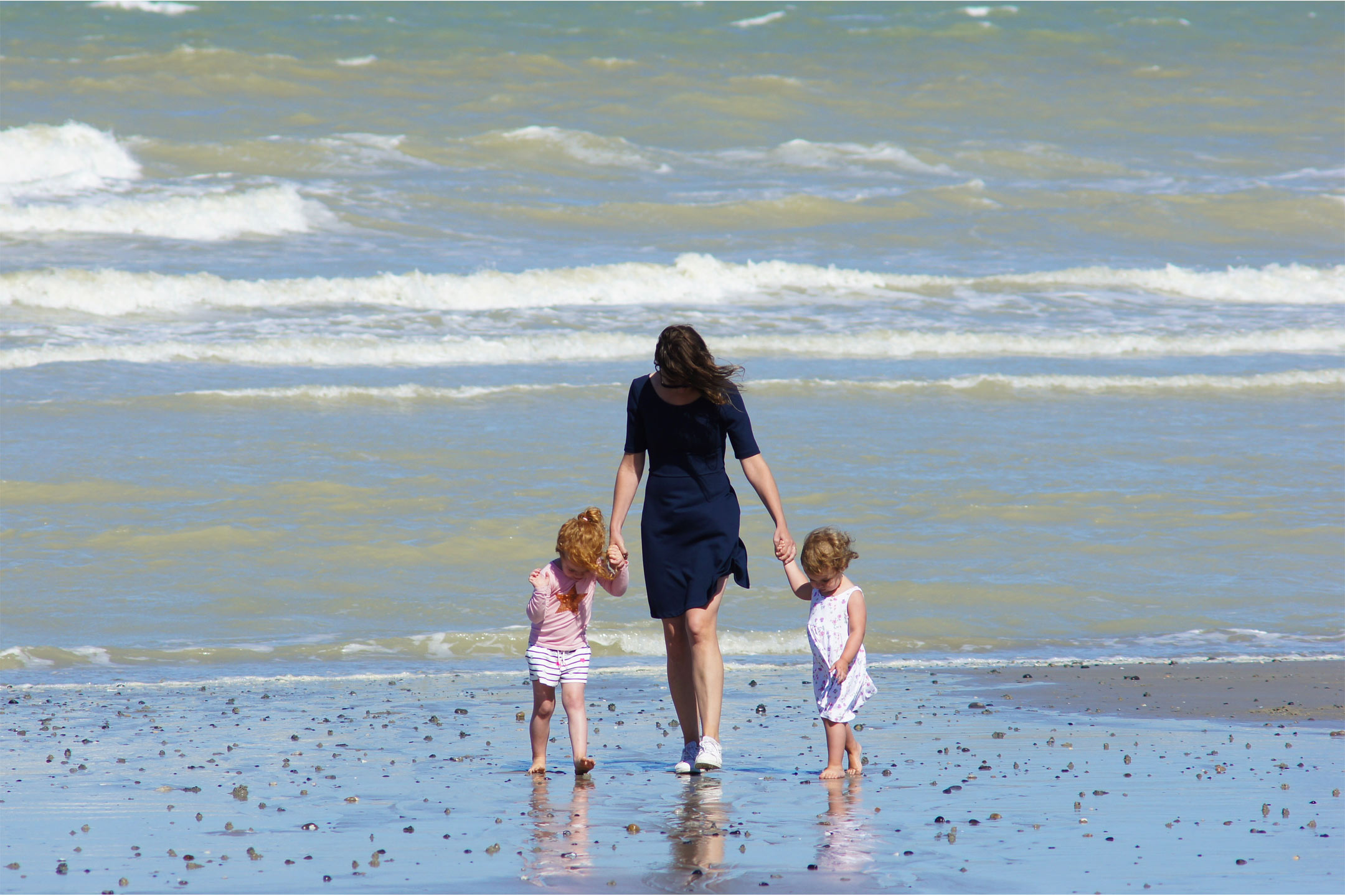 mother-two-girls-on-beach2160