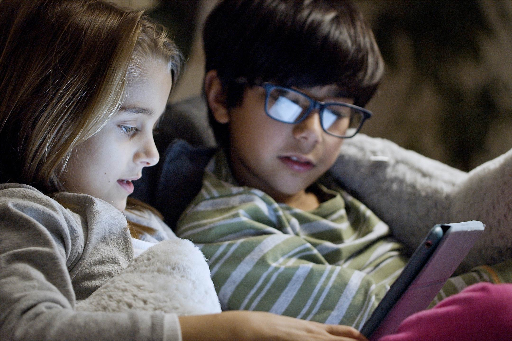 two-kids-looking-at-tablet-at-night2160