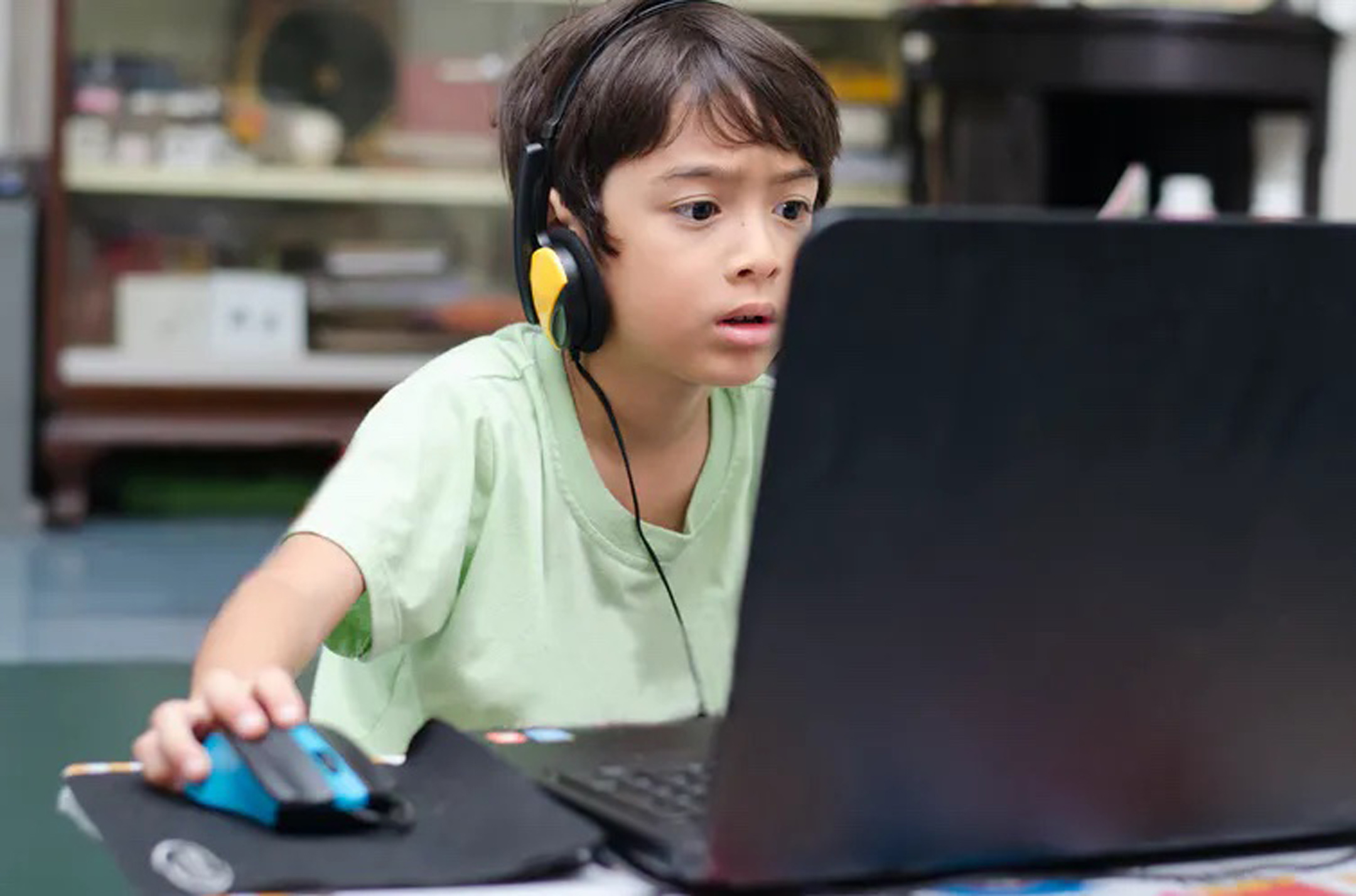 The computer is he. Дети играющие в компьютерные игры. Ребенок играющий в компьютерную игру. Ребенокиграющив компьютер. Подросток играющий в компьютер.